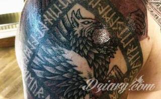 Tatuaże na przedramieniu czy na ramieniu i barku to swobodne wariacje: motywy geograficzne, twarze, wzory lub teksty - grafiki na ramionach dają wyjątkowy wybór motywów i rozwiązań. 