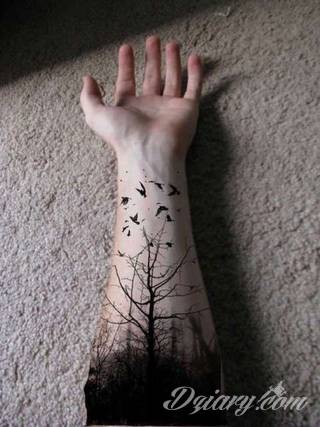 Tatuaże na przedramieniu czy na ramieniu i barku to swobodne wariacje: motywy geograficzne, twarze, wzory lub teksty - grafiki na ramionach dają wyjątkowy wybór motywów i rozwiązań. 