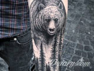 Tatuaże na przedramieniu czy na ramieniu i barku to swobodne wariacje: motywy geograficzne, twarze, wzory lub teksty - grafiki na ramionach dają wyjątkowy wybór motywów i rozwiązań. 