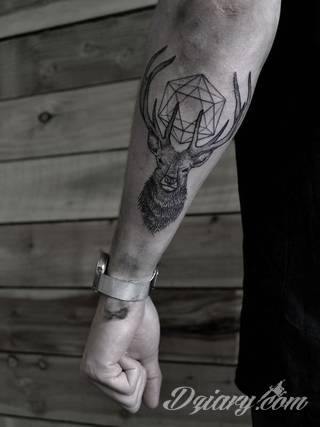 Tatuaże na przedramieniu czy na ramieniu i barku to swobodne wariacje: motywy geograficzne, twarze, wzory lub teksty - grafiki na ramionach dają wyjątkowy wybór motywów i rozwiązań. 