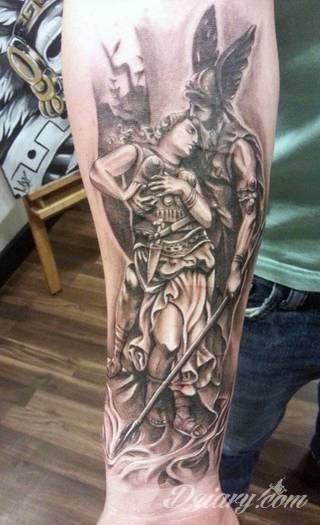 Tatuaże na przedramieniu czy na ramieniu i barku to swobodne wariacje: motywy geograficzne, twarze, wzory lub teksty - grafiki na ramionach dają wyjątkowy wybór motywów i rozwiązań. 