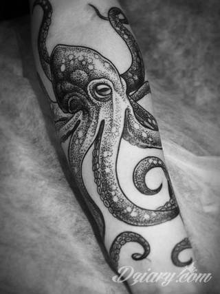 Tatuaże na przedramieniu czy na ramieniu i barku to swobodne wariacje: motywy geograficzne, twarze, wzory lub teksty - grafiki na ramionach dają wyjątkowy wybór motywów i rozwiązań. 