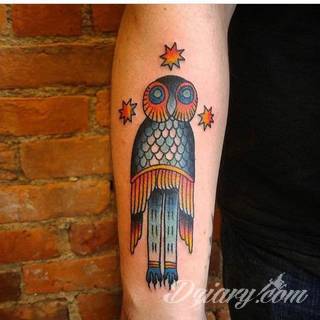 Tatuaże na przedramieniu czy na ramieniu i barku to swobodne wariacje: motywy geograficzne, twarze, wzory lub teksty - grafiki na ramionach dają wyjątkowy wybór motywów i rozwiązań. 