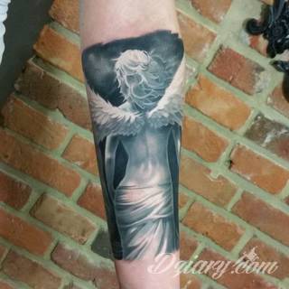 Tatuaże na przedramieniu czy na ramieniu i barku to swobodne wariacje: motywy geograficzne, twarze, wzory lub teksty - grafiki na ramionach dają wyjątkowy wybór motywów i rozwiązań. 