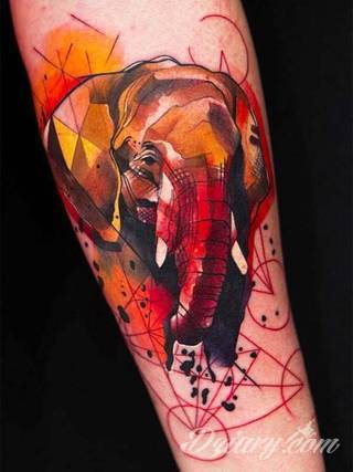 Tatuaże na przedramieniu czy na ramieniu i barku to swobodne wariacje: motywy geograficzne, twarze, wzory lub teksty - grafiki na ramionach dają wyjątkowy wybór motywów i rozwiązań. 