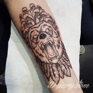 Tatuaże na przedramieniu czy na ramieniu i barku to swobodne wariacje: motywy geograficzne, twarze, wzory lub teksty - grafiki na ramionach dają wyjątkowy wybór motywów i rozwiązań. 