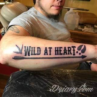 Tatuaże na przedramieniu czy na ramieniu i barku to swobodne wariacje: motywy geograficzne, twarze, wzory lub teksty - grafiki na ramionach dają wyjątkowy wybór motywów i rozwiązań. 