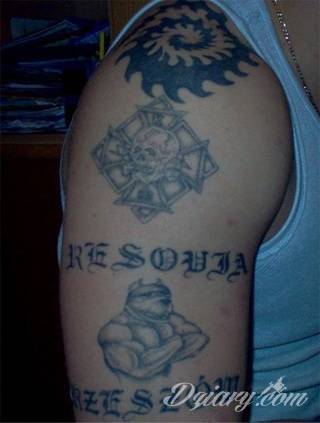 Tatuaże na przedramieniu czy na ramieniu i barku to swobodne wariacje: motywy geograficzne, twarze, wzory lub teksty - grafiki na ramionach dają wyjątkowy wybór motywów i rozwiązań. 