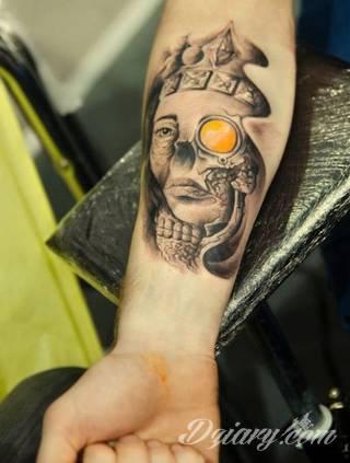 Tatuaże na przedramieniu czy na ramieniu i barku to swobodne wariacje: motywy geograficzne, twarze, wzory lub teksty - grafiki na ramionach dają wyjątkowy wybór motywów i rozwiązań. 