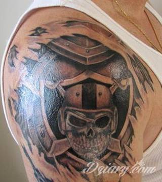 Tatuaże na przedramieniu czy na ramieniu i barku to swobodne wariacje: motywy geograficzne, twarze, wzory lub teksty - grafiki na ramionach dają wyjątkowy wybór motywów i rozwiązań. 