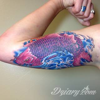 Tatuaże na przedramieniu czy na ramieniu i barku to swobodne wariacje: motywy geograficzne, twarze, wzory lub teksty - grafiki na ramionach dają wyjątkowy wybór motywów i rozwiązań. 