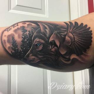 Tatuaże na przedramieniu czy na ramieniu i barku to swobodne wariacje: motywy geograficzne, twarze, wzory lub teksty - grafiki na ramionach dają wyjątkowy wybór motywów i rozwiązań. 