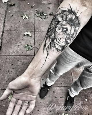 Tatuaże na przedramieniu czy na ramieniu i barku to swobodne wariacje: motywy geograficzne, twarze, wzory lub teksty - grafiki na ramionach dają wyjątkowy wybór motywów i rozwiązań. 