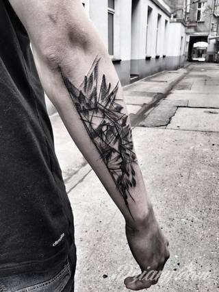 Tatuaże na przedramieniu czy na ramieniu i barku to swobodne wariacje: motywy geograficzne, twarze, wzory lub teksty - grafiki na ramionach dają wyjątkowy wybór motywów i rozwiązań. 