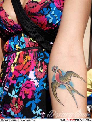 Tatuaże na przedramieniu czy na ramieniu i barku to swobodne wariacje: motywy geograficzne, twarze, wzory lub teksty - grafiki na ramionach dają wyjątkowy wybór motywów i rozwiązań. 