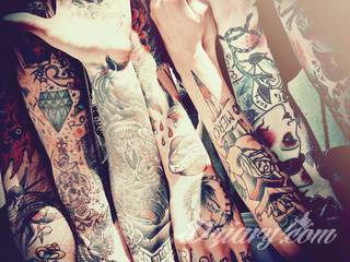 Tatuaże na przedramieniu czy na ramieniu i barku to swobodne wariacje: motywy geograficzne, twarze, wzory lub teksty - grafiki na ramionach dają wyjątkowy wybór motywów i rozwiązań. 