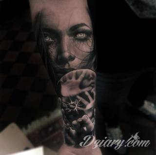 Tatuaże na przedramieniu czy na ramieniu i barku to swobodne wariacje: motywy geograficzne, twarze, wzory lub teksty - grafiki na ramionach dają wyjątkowy wybór motywów i rozwiązań. 