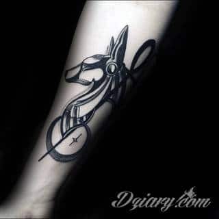 Tatuaże na przedramieniu czy na ramieniu i barku to swobodne wariacje: motywy geograficzne, twarze, wzory lub teksty - grafiki na ramionach dają wyjątkowy wybór motywów i rozwiązań. 