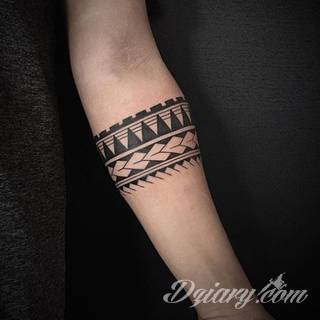 Tatuaże na przedramieniu czy na ramieniu i barku to swobodne wariacje: motywy geograficzne, twarze, wzory lub teksty - grafiki na ramionach dają wyjątkowy wybór motywów i rozwiązań. 