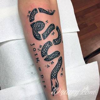 Tatuaże na przedramieniu czy na ramieniu i barku to swobodne wariacje: motywy geograficzne, twarze, wzory lub teksty - grafiki na ramionach dają wyjątkowy wybór motywów i rozwiązań. 