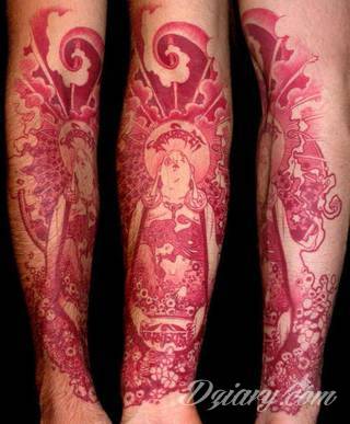 Tatuaże na przedramieniu czy na ramieniu i barku to swobodne wariacje: motywy geograficzne, twarze, wzory lub teksty - grafiki na ramionach dają wyjątkowy wybór motywów i rozwiązań. 