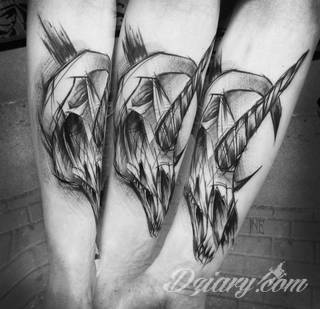 Tatuaże na przedramieniu czy na ramieniu i barku to swobodne wariacje: motywy geograficzne, twarze, wzory lub teksty - grafiki na ramionach dają wyjątkowy wybór motywów i rozwiązań. 