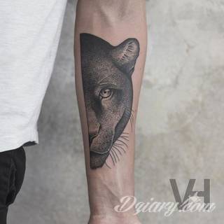 Tatuaże na przedramieniu czy na ramieniu i barku to swobodne wariacje: motywy geograficzne, twarze, wzory lub teksty - grafiki na ramionach dają wyjątkowy wybór motywów i rozwiązań. 