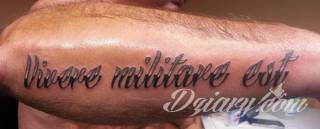 Tatuaże na przedramieniu czy na ramieniu i barku to swobodne wariacje: motywy geograficzne, twarze, wzory lub teksty - grafiki na ramionach dają wyjątkowy wybór motywów i rozwiązań. 