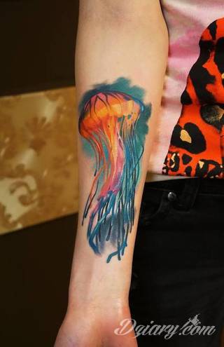 Tatuaże na przedramieniu czy na ramieniu i barku to swobodne wariacje: motywy geograficzne, twarze, wzory lub teksty - grafiki na ramionach dają wyjątkowy wybór motywów i rozwiązań. 