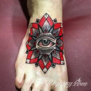 Czasami zmysłowe, zazwyczaj dyskretne, zawsze - zwracające uwagę. Tatuaże na stopie to coś więcej niż obraz. Noga czy stopa, poprzez swój kształt, daje duże możliwości na tatuaż adaptacyjny - dostosowany do konkretnego odbiorcy. 