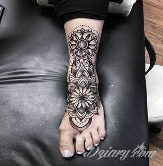 Czasami zmysłowe, zazwyczaj dyskretne, zawsze - zwracające uwagę. Tatuaże na stopie to coś więcej niż obraz. Noga czy stopa, poprzez swój kształt, daje duże możliwości na tatuaż adaptacyjny - dostosowany do konkretnego odbiorcy. 