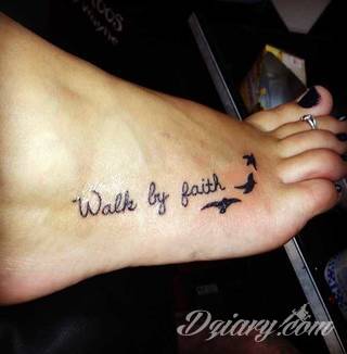 Czasami zmysłowe, zazwyczaj dyskretne, zawsze - zwracające uwagę. Tatuaże na stopie to coś więcej niż obraz. Noga czy stopa, poprzez swój kształt, daje duże możliwości na tatuaż adaptacyjny - dostosowany do konkretnego odbiorcy. 