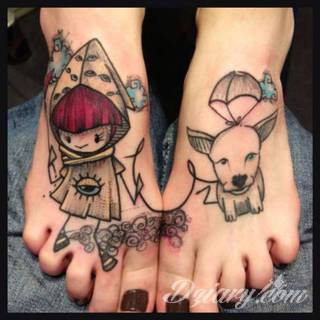 Czasami zmysłowe, zazwyczaj dyskretne, zawsze - zwracające uwagę. Tatuaże na stopie to coś więcej niż obraz. Noga czy stopa, poprzez swój kształt, daje duże możliwości na tatuaż adaptacyjny - dostosowany do konkretnego odbiorcy. 