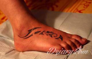 Czasami zmysłowe, zazwyczaj dyskretne, zawsze - zwracające uwagę. Tatuaże na stopie to coś więcej niż obraz. Noga czy stopa, poprzez swój kształt, daje duże możliwości na tatuaż adaptacyjny - dostosowany do konkretnego odbiorcy. 