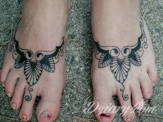 Czasami zmysłowe, zazwyczaj dyskretne, zawsze - zwracające uwagę. Tatuaże na stopie to coś więcej niż obraz. Noga czy stopa, poprzez swój kształt, daje duże możliwości na tatuaż adaptacyjny - dostosowany do konkretnego odbiorcy. 
