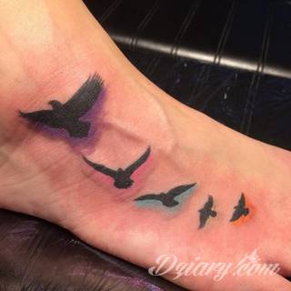 Czasami zmysłowe, zazwyczaj dyskretne, zawsze - zwracające uwagę. Tatuaże na stopie to coś więcej niż obraz. Noga czy stopa, poprzez swój kształt, daje duże możliwości na tatuaż adaptacyjny - dostosowany do konkretnego odbiorcy. 