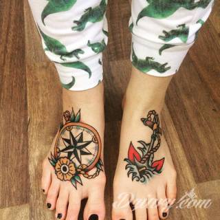 Czasami zmysłowe, zazwyczaj dyskretne, zawsze - zwracające uwagę. Tatuaże na stopie to coś więcej niż obraz. Noga czy stopa, poprzez swój kształt, daje duże możliwości na tatuaż adaptacyjny - dostosowany do konkretnego odbiorcy. 