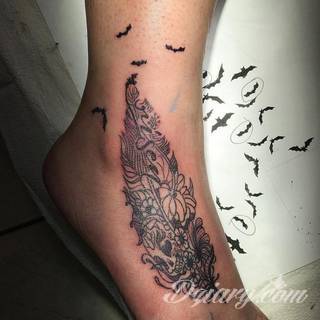 Czasami zmysłowe, zazwyczaj dyskretne, zawsze - zwracające uwagę. Tatuaże na stopie to coś więcej niż obraz. Noga czy stopa, poprzez swój kształt, daje duże możliwości na tatuaż adaptacyjny - dostosowany do konkretnego odbiorcy. 