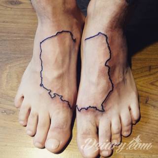 Czasami zmysłowe, zazwyczaj dyskretne, zawsze - zwracające uwagę. Tatuaże na stopie to coś więcej niż obraz. Noga czy stopa, poprzez swój kształt, daje duże możliwości na tatuaż adaptacyjny - dostosowany do konkretnego odbiorcy. 