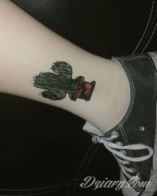 Czasami zmysłowe, zazwyczaj dyskretne, zawsze - zwracające uwagę. Tatuaże na stopie to coś więcej niż obraz. Noga czy stopa, poprzez swój kształt, daje duże możliwości na tatuaż adaptacyjny - dostosowany do konkretnego odbiorcy. 