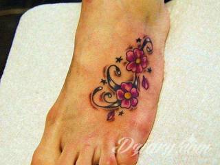 Czasami zmysłowe, zazwyczaj dyskretne, zawsze - zwracające uwagę. Tatuaże na stopie to coś więcej niż obraz. Noga czy stopa, poprzez swój kształt, daje duże możliwości na tatuaż adaptacyjny - dostosowany do konkretnego odbiorcy. 