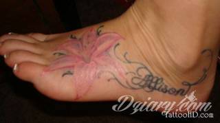 Czasami zmysłowe, zazwyczaj dyskretne, zawsze - zwracające uwagę. Tatuaże na stopie to coś więcej niż obraz. Noga czy stopa, poprzez swój kształt, daje duże możliwości na tatuaż adaptacyjny - dostosowany do konkretnego odbiorcy. 