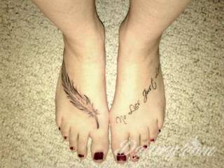 Czasami zmysłowe, zazwyczaj dyskretne, zawsze - zwracające uwagę. Tatuaże na stopie to coś więcej niż obraz. Noga czy stopa, poprzez swój kształt, daje duże możliwości na tatuaż adaptacyjny - dostosowany do konkretnego odbiorcy. 