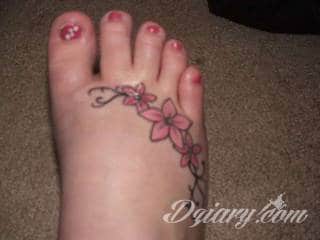 Czasami zmysłowe, zazwyczaj dyskretne, zawsze - zwracające uwagę. Tatuaże na stopie to coś więcej niż obraz. Noga czy stopa, poprzez swój kształt, daje duże możliwości na tatuaż adaptacyjny - dostosowany do konkretnego odbiorcy. 