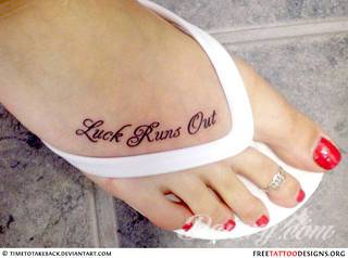 Czasami zmysłowe, zazwyczaj dyskretne, zawsze - zwracające uwagę. Tatuaże na stopie to coś więcej niż obraz. Noga czy stopa, poprzez swój kształt, daje duże możliwości na tatuaż adaptacyjny - dostosowany do konkretnego odbiorcy. 