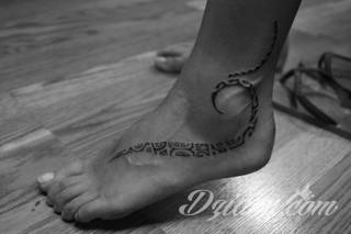 Czasami zmysłowe, zazwyczaj dyskretne, zawsze - zwracające uwagę. Tatuaże na stopie to coś więcej niż obraz. Noga czy stopa, poprzez swój kształt, daje duże możliwości na tatuaż adaptacyjny - dostosowany do konkretnego odbiorcy. 