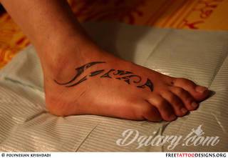 Czasami zmysłowe, zazwyczaj dyskretne, zawsze - zwracające uwagę. Tatuaże na stopie to coś więcej niż obraz. Noga czy stopa, poprzez swój kształt, daje duże możliwości na tatuaż adaptacyjny - dostosowany do konkretnego odbiorcy. 