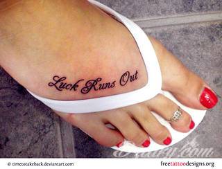 Czasami zmysłowe, zazwyczaj dyskretne, zawsze - zwracające uwagę. Tatuaże na stopie to coś więcej niż obraz. Noga czy stopa, poprzez swój kształt, daje duże możliwości na tatuaż adaptacyjny - dostosowany do konkretnego odbiorcy. 