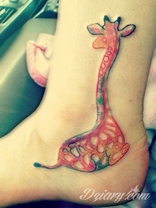 Czasami zmysłowe, zazwyczaj dyskretne, zawsze - zwracające uwagę. Tatuaże na stopie to coś więcej niż obraz. Noga czy stopa, poprzez swój kształt, daje duże możliwości na tatuaż adaptacyjny - dostosowany do konkretnego odbiorcy. 