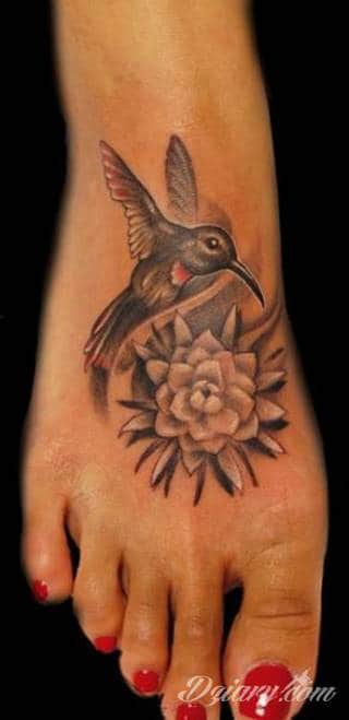 Czasami zmysłowe, zazwyczaj dyskretne, zawsze - zwracające uwagę. Tatuaże na stopie to coś więcej niż obraz. Noga czy stopa, poprzez swój kształt, daje duże możliwości na tatuaż adaptacyjny - dostosowany do konkretnego odbiorcy. 